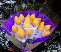 Para driblar a crise, mulher ganha dinheiro com buquê de coxinhas