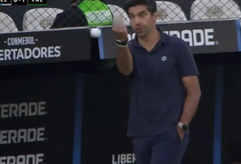 Conmebol abre investigação contra Abel Ferreira por 'caso do dedo do meio'