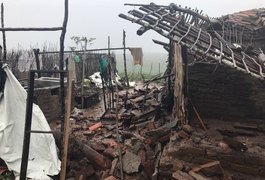 Temporal derruba maioria das casas em povoado quilombola em Palmeira dos Índios