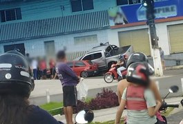 Motorista perde controle de caminhonete e sobe em calçada, em Arapiraca