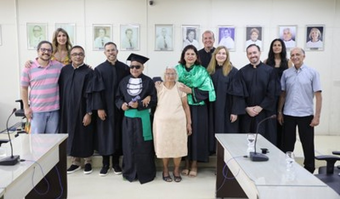 Estudante cego de 54 anos se forma em Serviço Social pela Universidade Federal de Alagoas