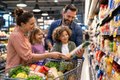 Oncologista revela 2 ingredientes que evita ao fazer compras no mercado