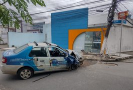 Carro perde o controle, colide em poste e deixa dois feridos em Arapiraca