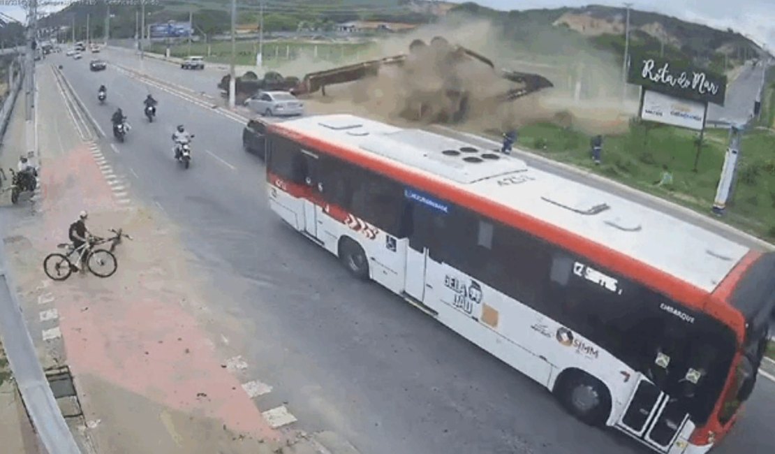 Vídeo mostra momento exato em que carreta tomba e ﻿deixa dois mortos, na Rota do Mar em Maceió