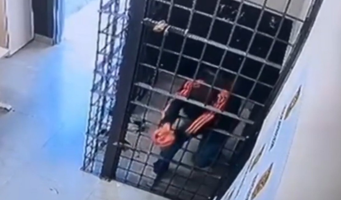 Preso passa por buraco em grade de cela e foge de delegacia em Florianópolis