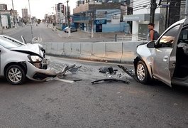Carro na contramão provoca acidente em viaduto no bairro Mangabeiras, em Maceió