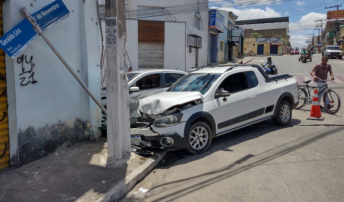 Vídeo. Colisão entre carros é registrada no Centro de Arapiraca