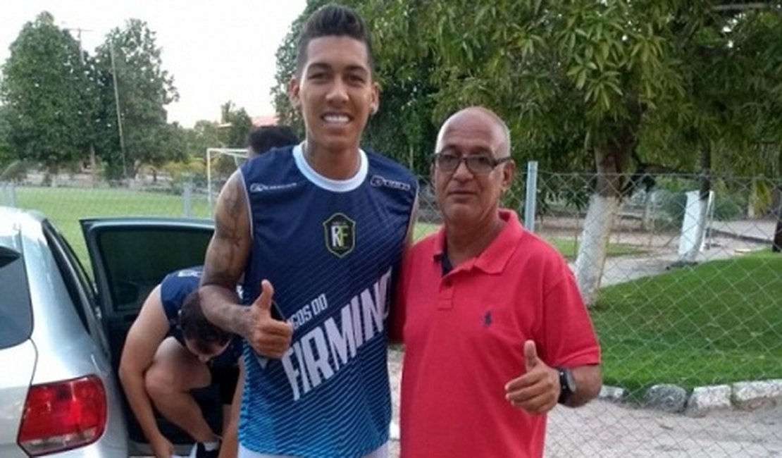 Após Copa, Firmino curte férias e joga 'pelada' com amigos na Barra Nova