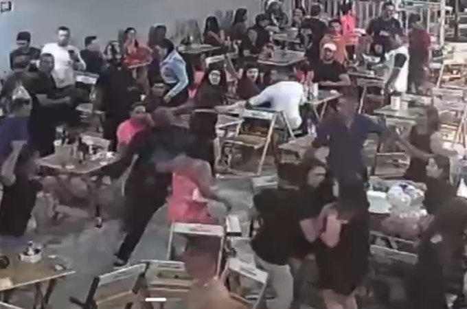 VÍDEO: Homem persegue segurança com faca dentro de petiscaria lotada no Bosque das Arapiracas; autor foi preso em flagrante