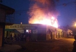 Incêndio de grandes proporções destrói loja no Centro de Penedo