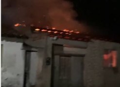 Suposto incêndio criminoso destrói casa em São José da Tapera, no Sertão de Alagoas