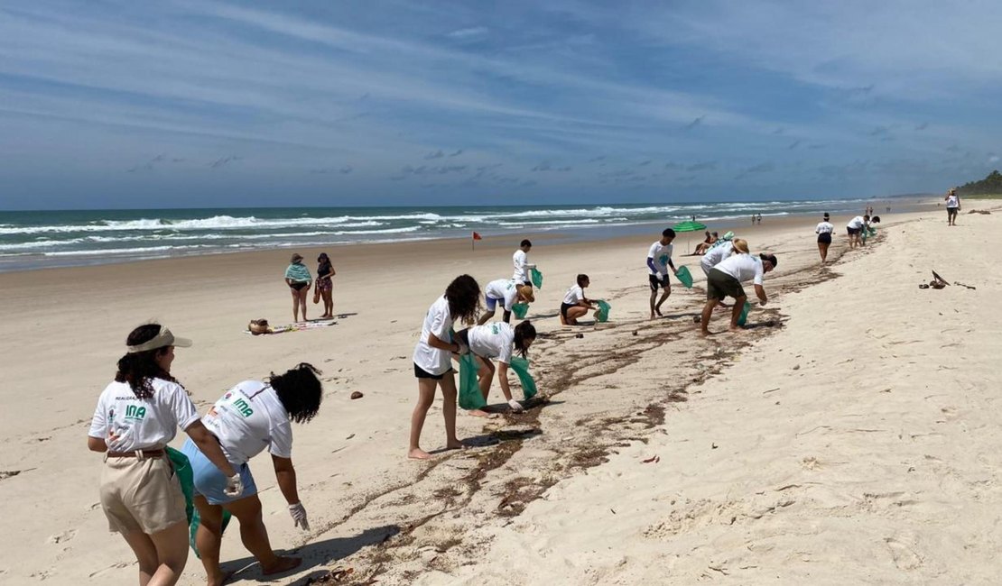 No Dia Mundial de Limpeza das Praias e Rios, IMA reúne 200 voluntários em mutirão na Praia do Francês