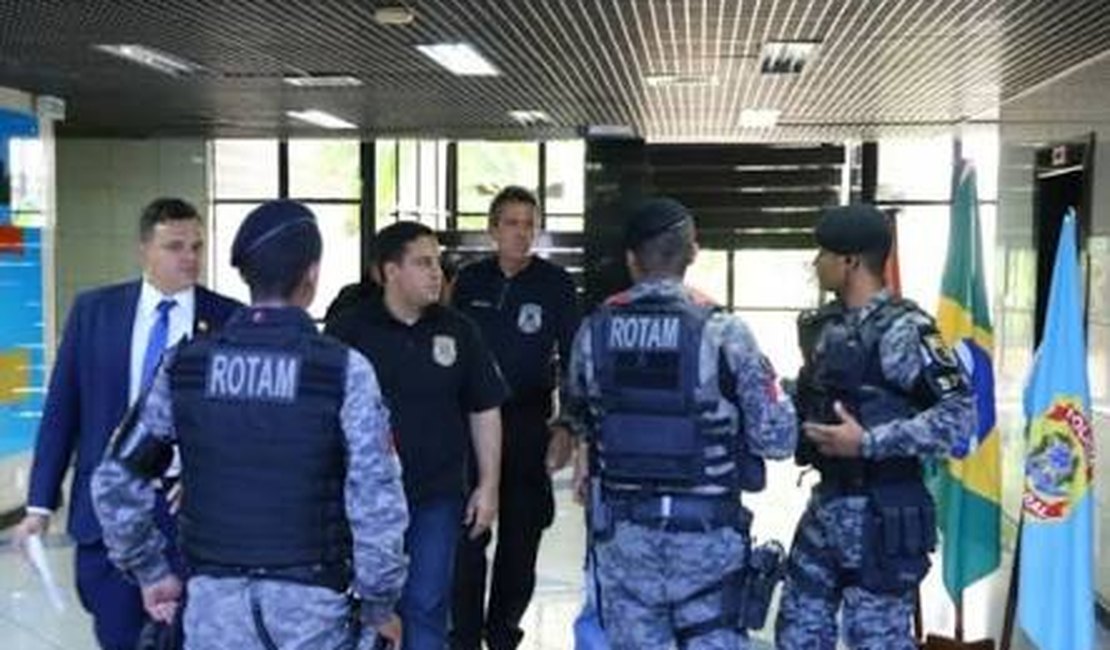 PF apreende US$ 500 mil, prende PM e 'laranjas' de traficante durante operação