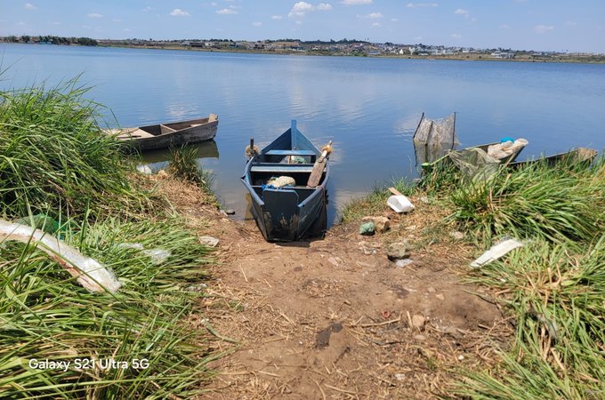 Embarcação afunda e pescador desaparece nas águas do Lago da Perucaba; bombeiros fazem buscas