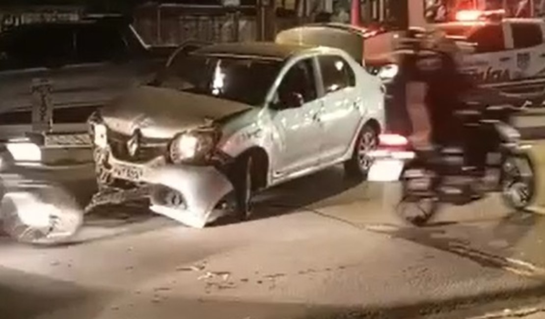 Suspeito de tráfico é preso após colidir carro durante fuga, em Maceió