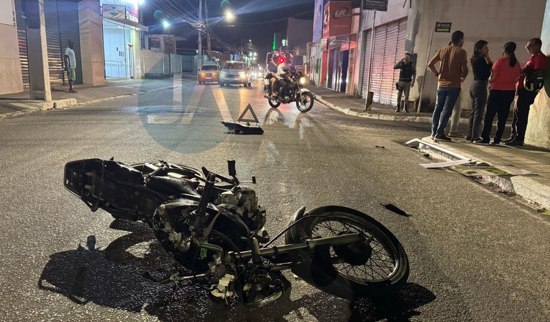 Colisão entre carro e moto deixa motociclista ferido na Rua São Francisco, em Arapiraca
