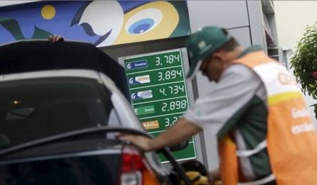 Em novembro, preço do combustível subiu 7,96%. Gasolina teve maior alta no Nordeste e o álcool no Sudeste