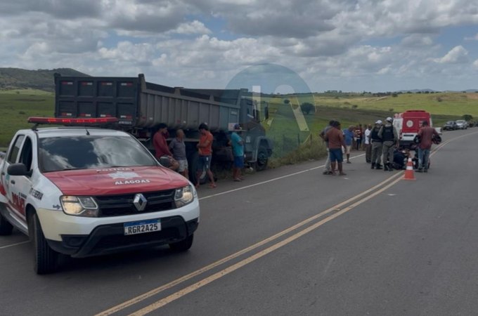 Na entrada de povoado, acidente envolvendo motociclista e caçamba termina com vítima fatal em Arapiraca