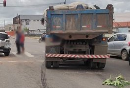 Motorista não consegue frear caçamba a tempo e colide em carro de passeio no Trevo da Igrejinha