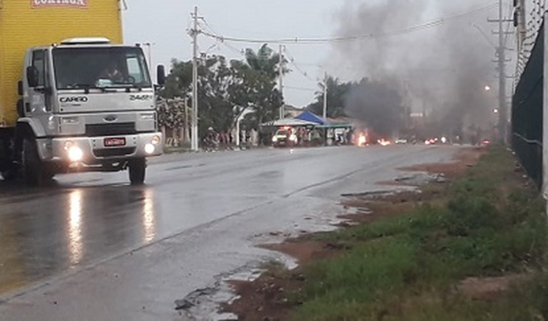 Manifestantes fecham rodovia pedindo abastecimento de água no Residencial Agreste