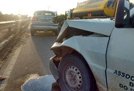 Ambulância com paciente em tratamento colide em veículo na AL-220