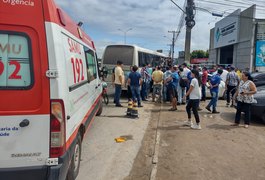 Vídeo: Sequência de colisões envolve cinco carros na porta de revenda de carros em Arapiraca