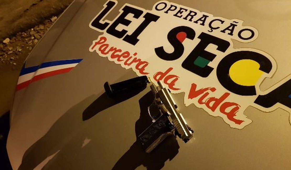 Operação Lei Seca prende homem com arma de fogo, em Maceió