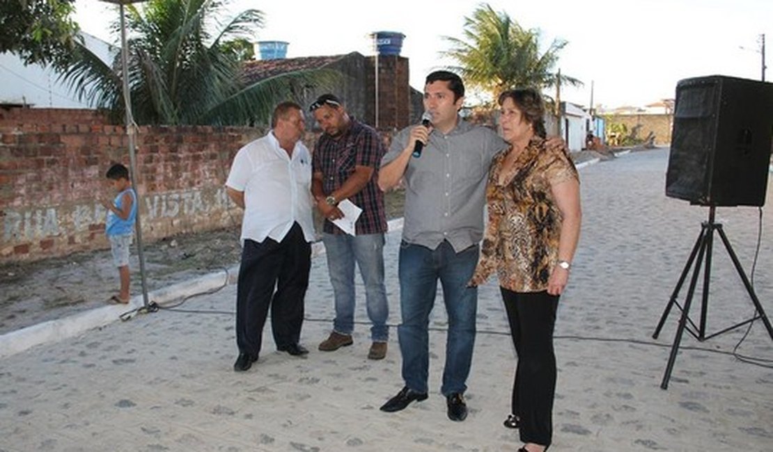 Célia entrega novas ruas pavimentadas no Arnon de Melo