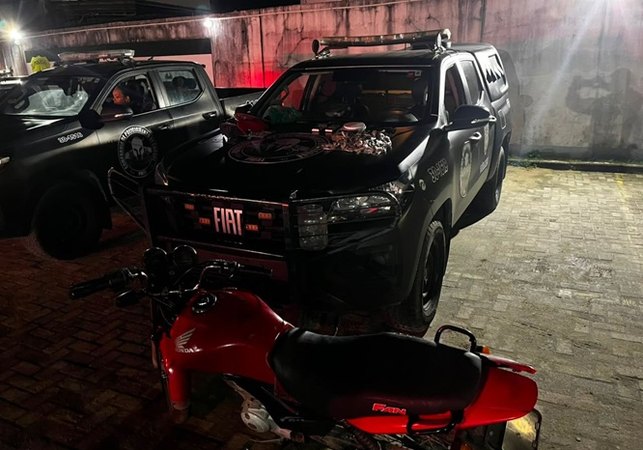 Ação da Companhia de Choque prende dois homens por tráfico de drogas e recupera moto roubada no Vergel