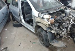 Polícia recupera veículo em oficina de desmanche em Arapiraca