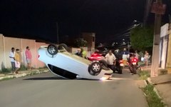 Veículo vira na curva do Bairro Cavaco