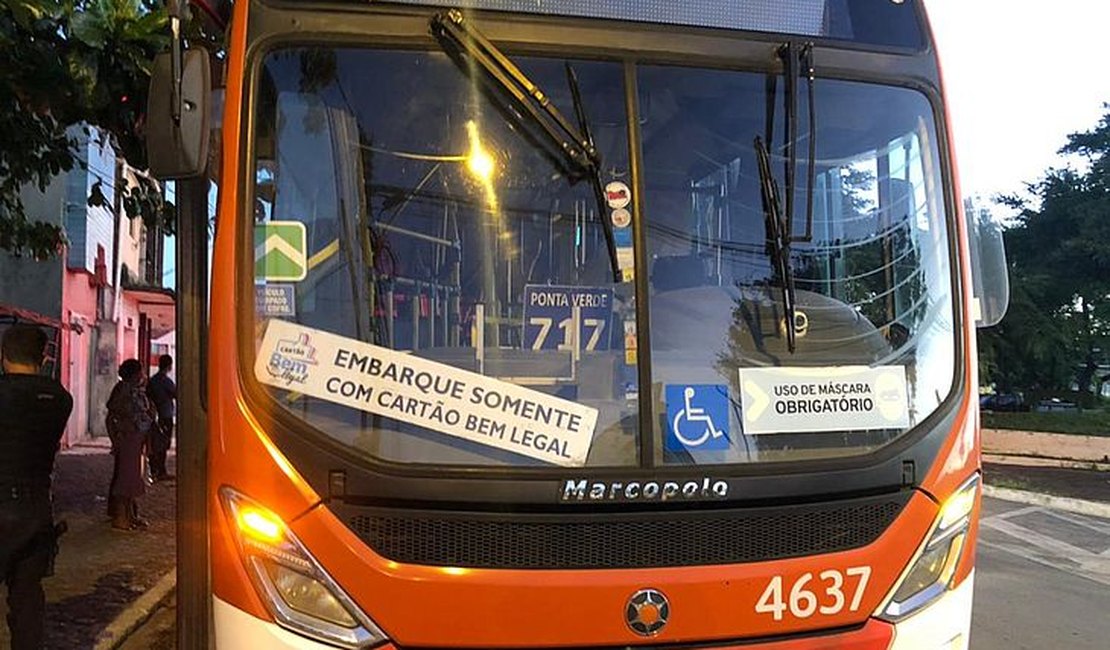 Motorista de ônibus pede que passageiro use máscara e é agredido em Maceió