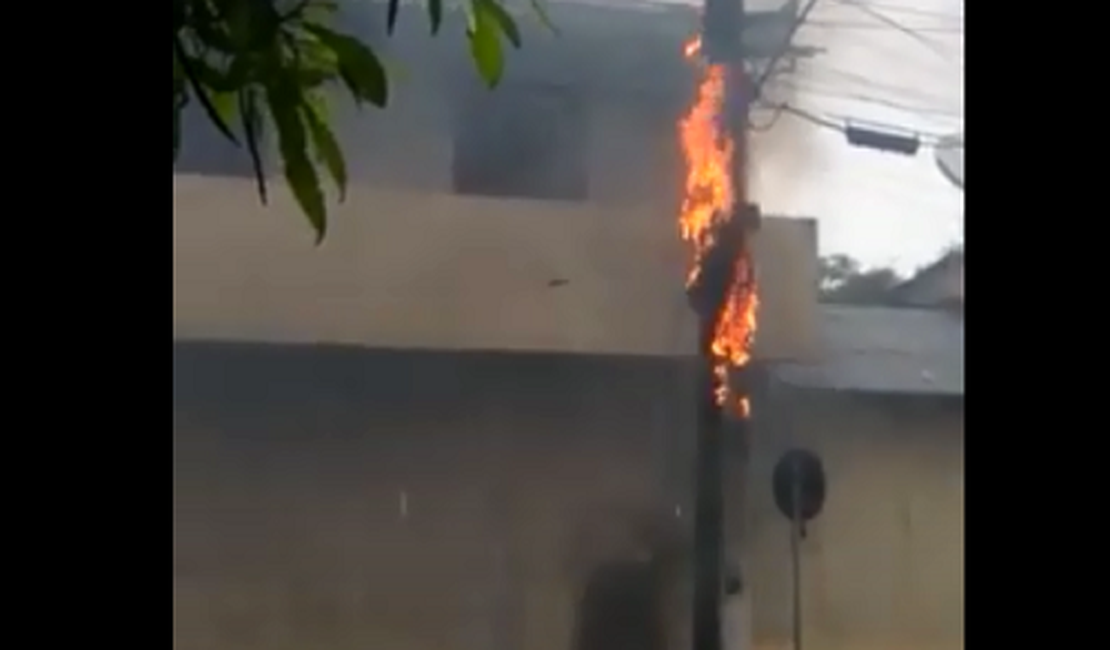 Bombeiros apagam fogo em poste, na Avenida Vicente Nunes, próximo ao shopping