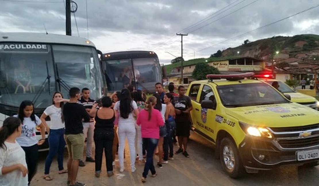 Criminosos fortemente armados fazem arrastão em ônibus e aterrorizam passageiros, em AL