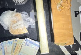 Mulher é presa em flagrante após tentar se livrar de sacola com drogas em Arapiraca