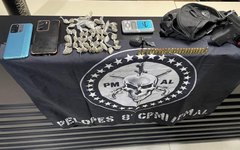 Pelopes prende membro de facção criminosa com armas e drogas no litoral norte
