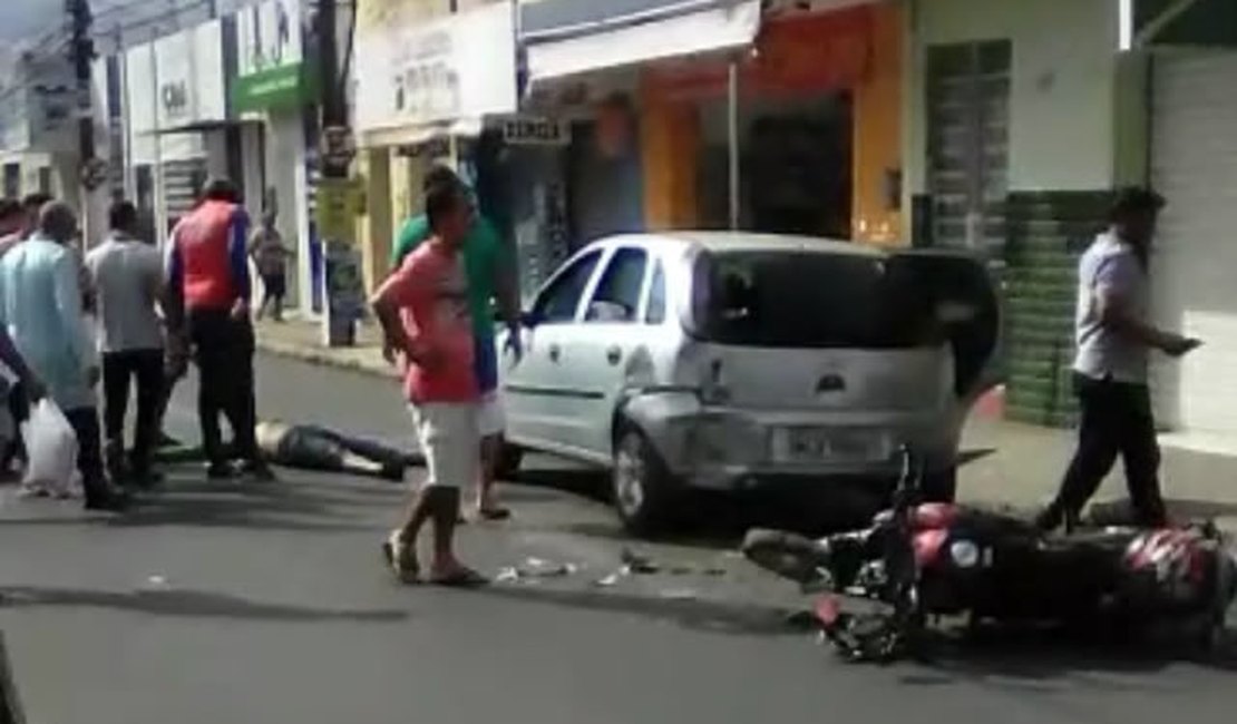 Motociclista voa sobre carro após batida no centro de Arapiraca; veja o vídeo