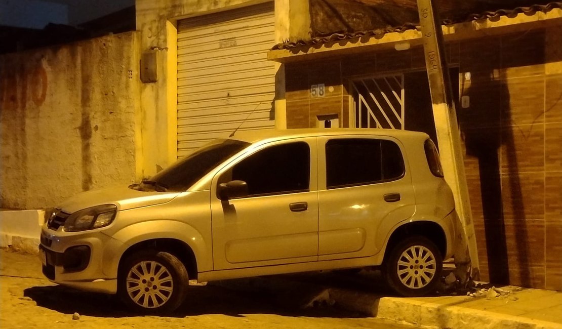 Carro estacionado destrava e colide com poste no Centro de Arapiraca