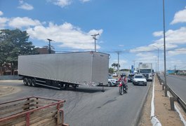 Cavalo mecânico se desprende de baú de carreta, que fica atravessado na AL-220, em Arapiraca