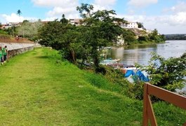 Penedo Mais Verde faz plantio de árvores nativas na orla do Barro Vermelho