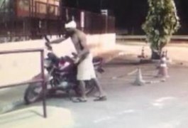 Câmeras de segurança flagram paciente furtando moto na frente do hospital, em Arapiraca