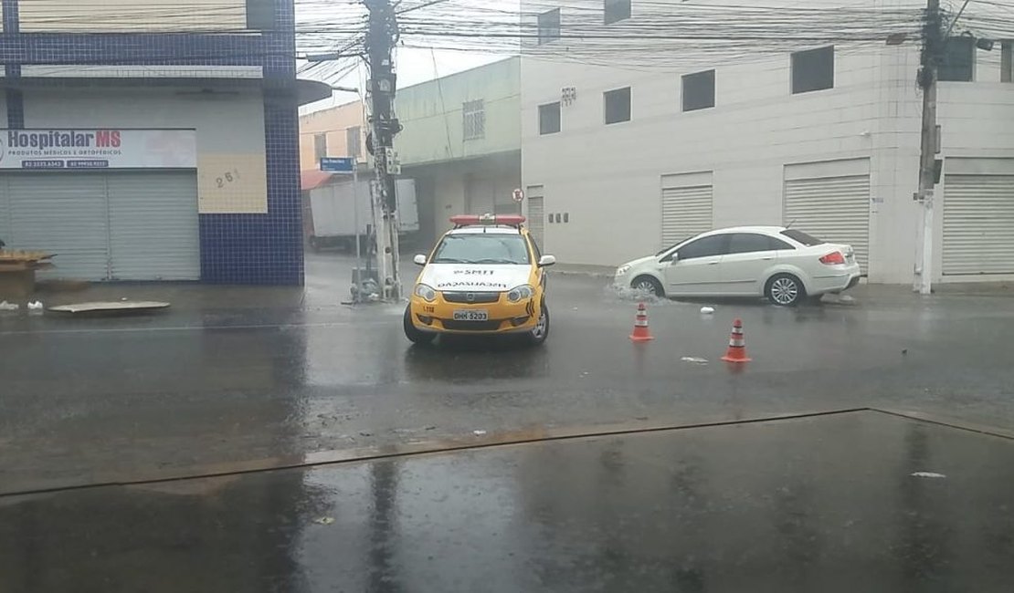 SMTT Arapiraca orienta motoristas sobre cuidados ao dirigir na chuva