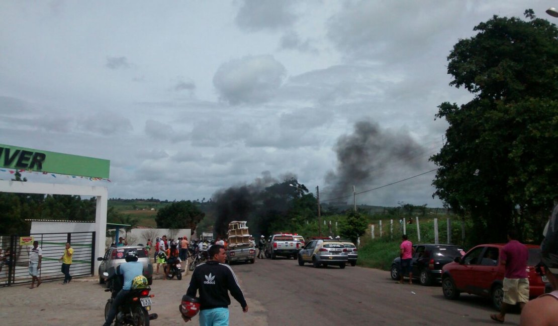Moradores interditam Rodovia 485 para cobrar melhorias
