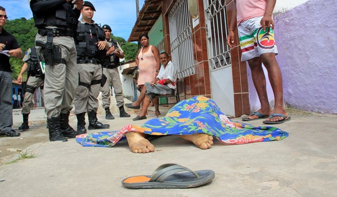 Assassinos matam jovem de 16 anos e deixa pai baleado em Maceió