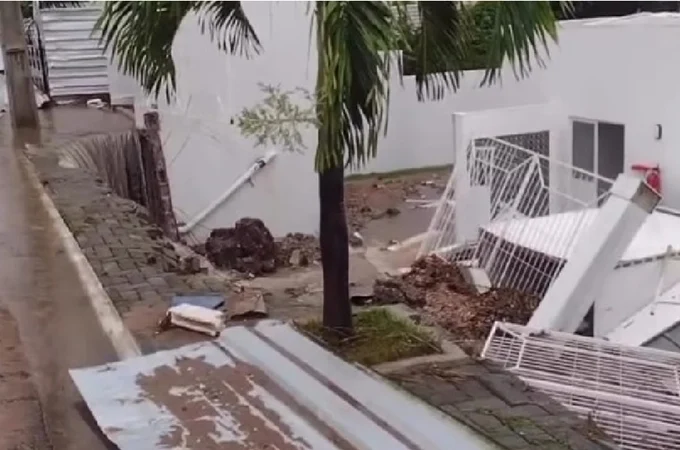 Em Goiana (PE), canal transborda e provoca queda de muro de escola após fortes chuvas
