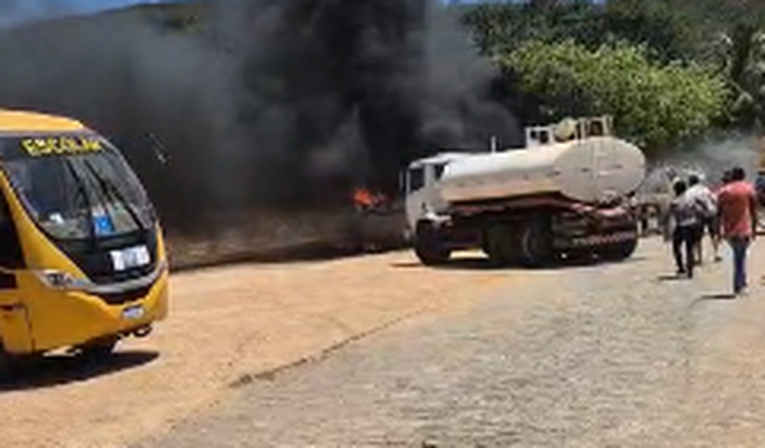 VÍDEO: Ao menos um ônibus fica em chamas no pátio de secretaria em Coité do Nóia