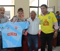 Prefeitura de Arapiraca entrega uniformes para integrantes de campeonato amador