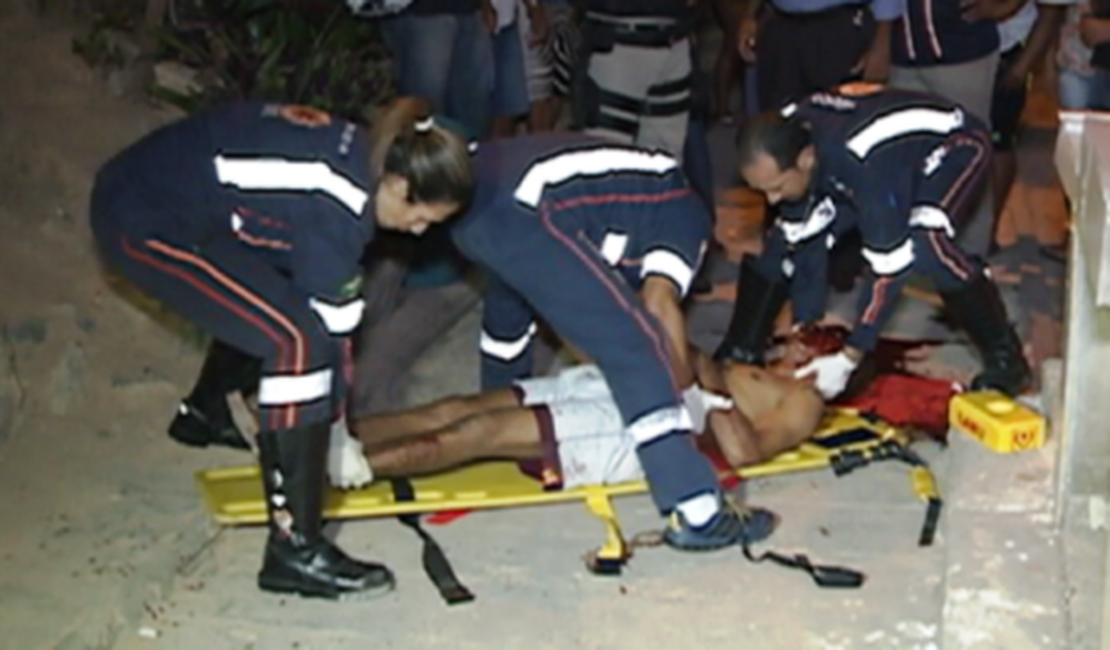 Jovem é encontrado desacordado após ser espancado em briga de rua