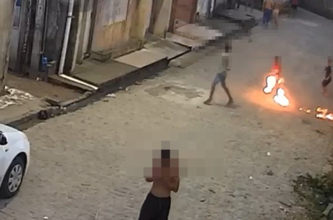VÍDEO: Menino fica com pernas em chamas em acidente com fogos de artifício, em AL; criança sofreu queimaduras de 3° grau