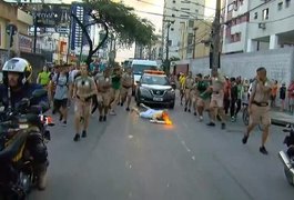 VÍDEO: Técnico de natação tropeça em buraco e cai com Tocha Olímpica no Recife